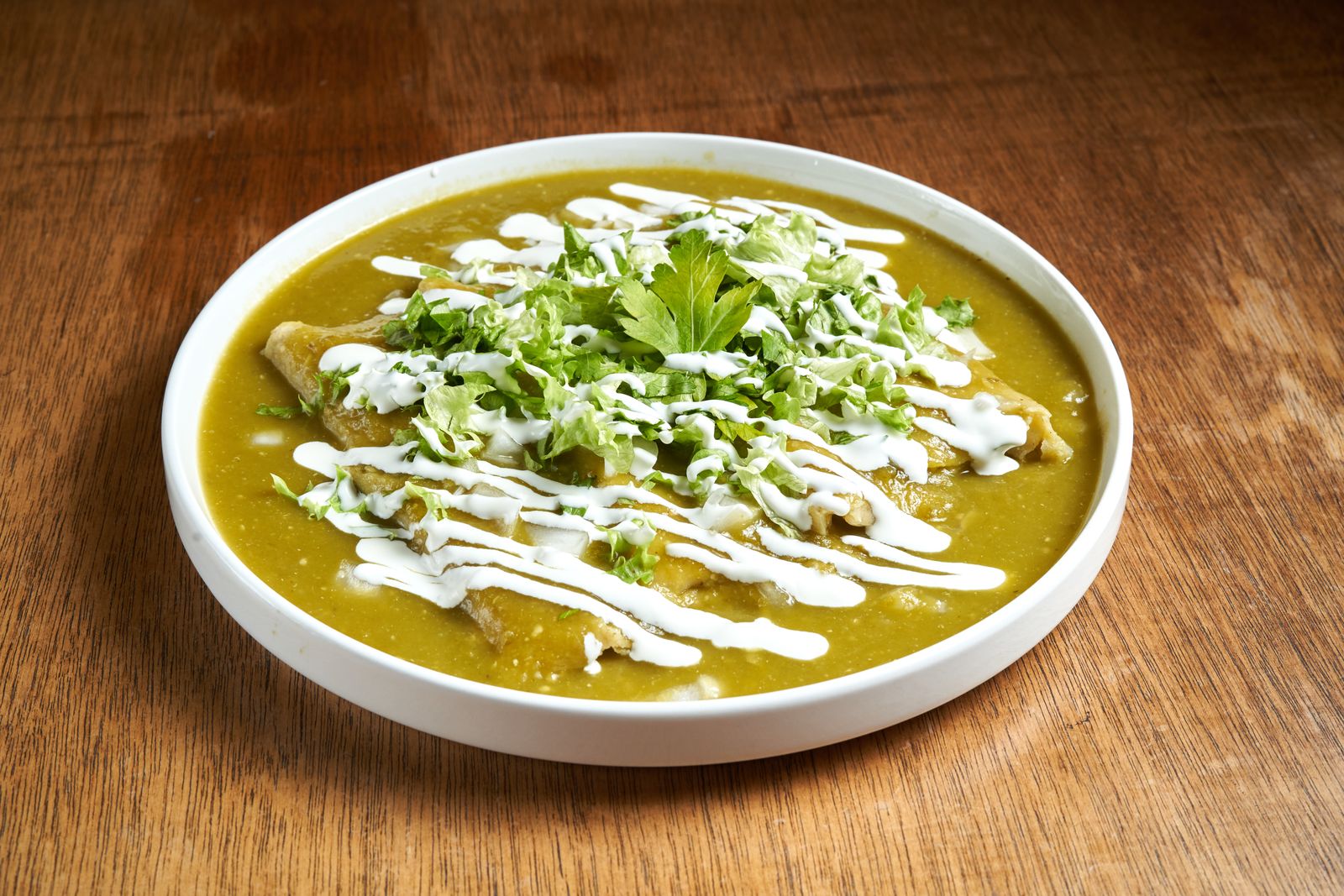 Enchiladas verdes under crema